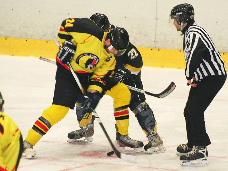 HC Junior Mělník (ve žlutém) - HC Rakovník (6:2); 2. čtvrtfinále KL; 21. února 2015