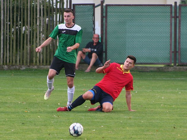 Fotbalisté Čečelic (v zeleném) porazili v pátém kole okresního přeboru Horní Beřkovice 2:0.