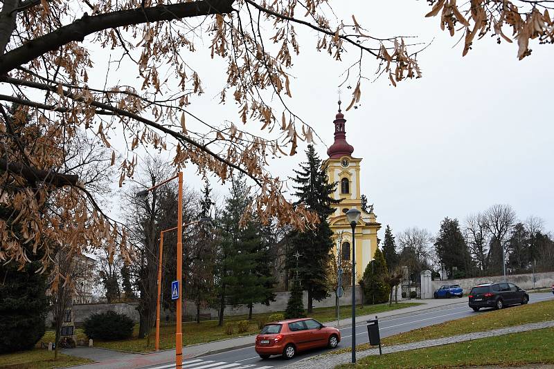 Obec Líbeznice na Praze-východ – Mírové náměstí.  Na snímku kostel sv. Martina.