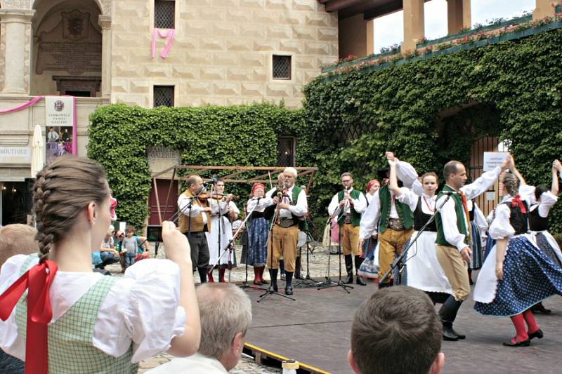 Mělník ožil letos již po jedenadvacáté folklórním festivalem Mělnický Vrkoč, který každý rok nabízí pestrou škálu lidových tradic z různých koutů republiky.