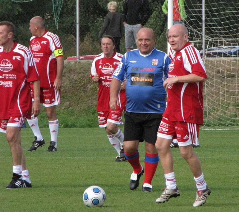 Předseda ČMFS a trenér národního týmu Ivan Hašek si po náročném kvalifikačním týdnu jistě rád odpočinul při bezstarostném fotbálku.