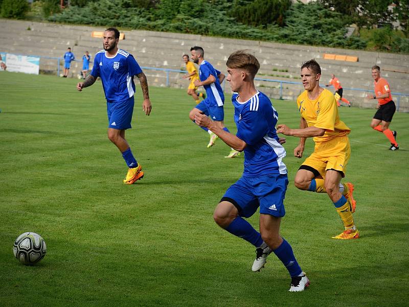 Výběr Středočeského krajského fotbalového svazu (v modrém) podlehl ve finále národní kvalifikace UEFA Regions' Cupu reprezentaci Zlínského kraje 0:1 po pokutových kopech.