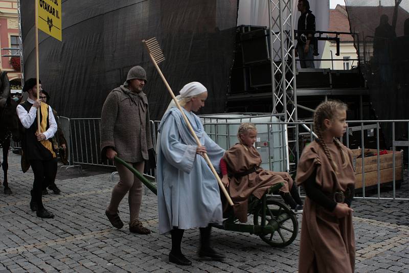 Historický střed Mělníka opět po roce zaplnily pouťové atrakce, stánky s burčákem, rukodělnými výrobky i staročeskými specialitami.