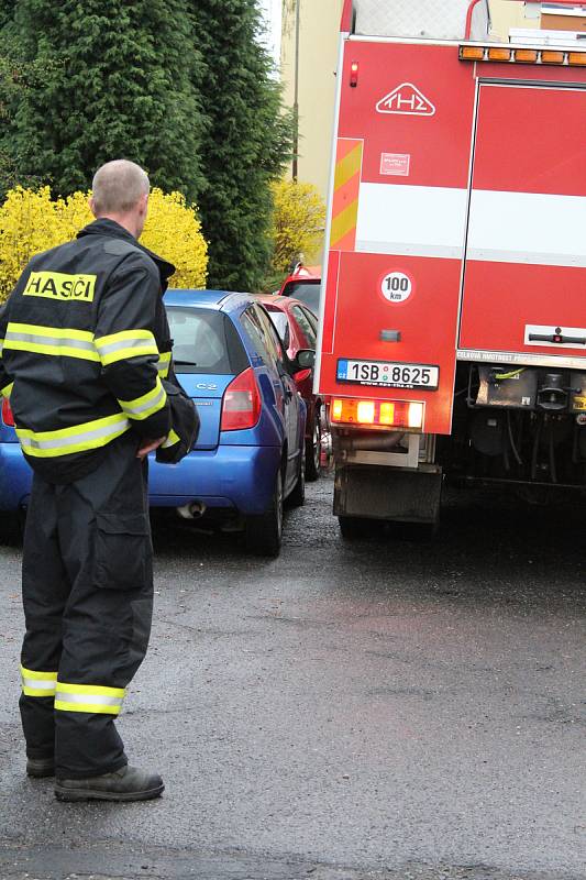 Velitel mělnických hasičů Zbyněk Štajnc před výjezdem na zkoušku uvedl, že délka hasičského žebříku je až 12 metrů a maximální šíře po vysunutí podpěr je 5 metrů. Na mělnických sídlištích by nebylo možné takovou techniku vůbec použít.