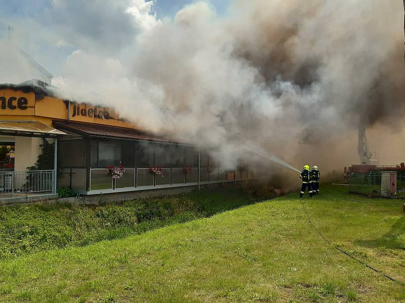 Z požáru výrobny potravin a stravovací provozovny v Kostelci nad Labem 10. července 2021.