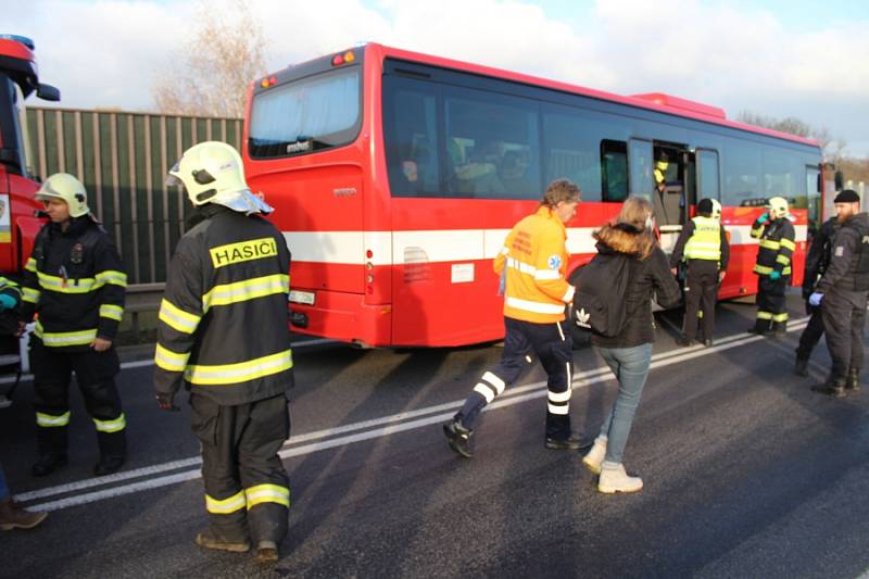 U Nové Vsi havaroval autobus s dětmi a nákladní auto.