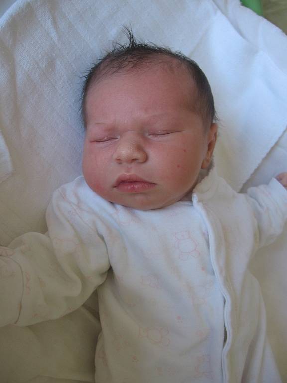 Alžběta Bartošová se rodičům Kristýně a Lukášovi z Ledčic narodila 22. května 2012, vážila 3,65 kg a měřila 51 cm.