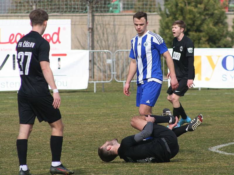 Fotbalisté Sokola Libiš (modrobílá kombinace) prohráli ve druhém jarním kole divize C doma s FK Čáslav 0:2.