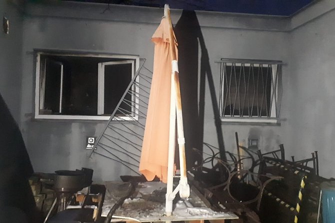 Porouchaný počítač zavinil škodu za půl milionu: způsobil požár i výbuch v rodinném domě v Kostelci nad Labem.