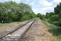 Na trati u Mlékojed, kde ve středu 24. května v ranních hodinách zemřel třiadvacetiletý mladík, už měsíc stojí pomníček šestnáctiletých dívek, které pod koly vlaky ukončily svůj život dobrovolně.