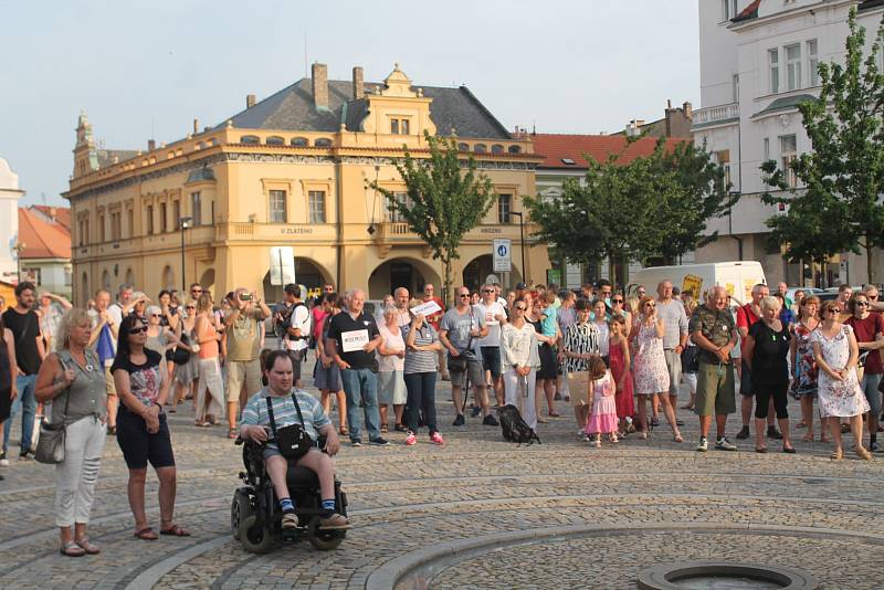 Téměř 400 lidí se na náměstí Míru v Mělníku zúčastnilo pokračujících demonstrací proti vládě Andreje Babiše.