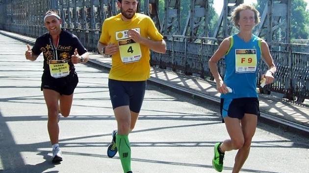 RADKA CHURAŇOVÁ, vítězka ženské kategorie pátého ročníku Miřejovického půlmaratonu, stíhaná Václavem Koláčným a Marek Chlupatým.