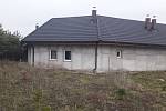 Dům ve Vojkovicích, kde policisté zadrželi podezřelého z vraždy čerpadlářky na pumpě v Nelahozevsi