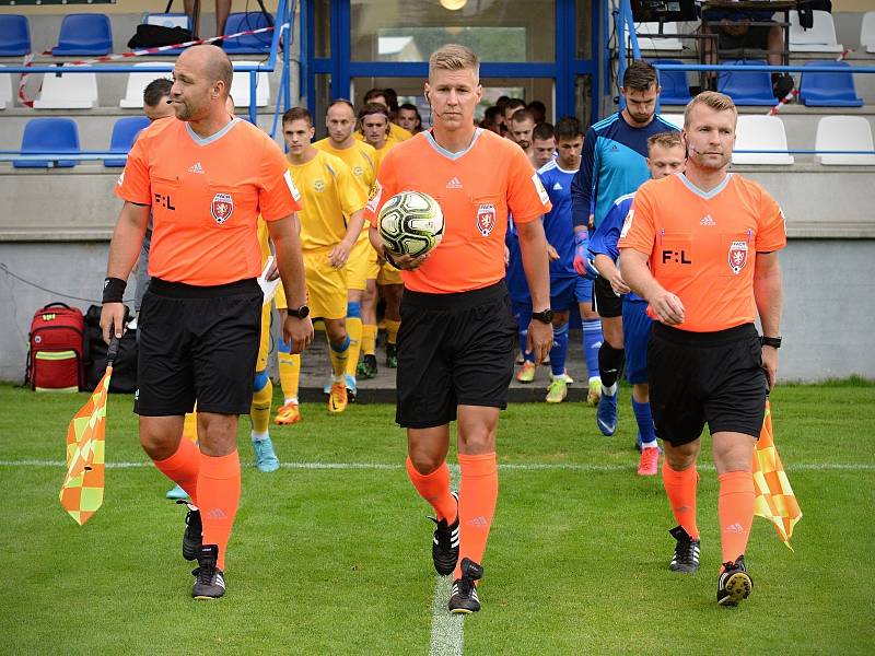 Výběr Středočeského krajského fotbalového svazu (v modrém) podlehl ve finále národní kvalifikace UEFA Regions' Cupu reprezentaci Zlínského kraje 0:1 po pokutových kopech.