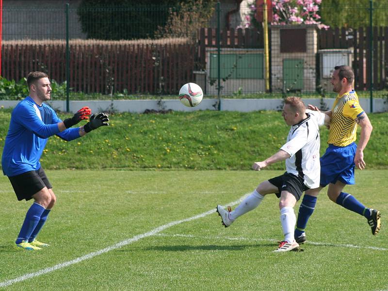 Fotbalisté Hořína (ve žlutém) porazili v 16. kole okresního přeboru Mšeno 3:1.