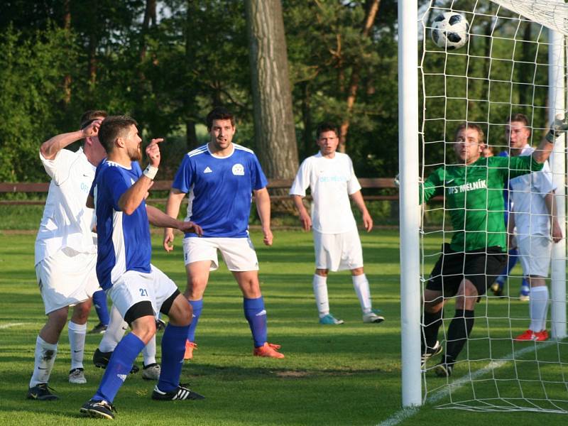 Výběr OFS Mělník (v bílém) podlehl Berounu vysoko 0:5.