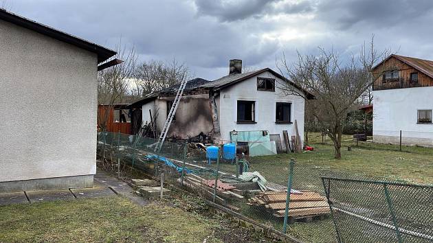 Požár chaty v Kostelci nad Labem.