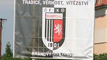 Stará garda FK Brandýs (v pruhovaném) nastoupila v rámci oslav 120. výročí založení klubu k charitativnímu utkání proti Realu Top Praha.