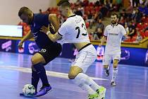 Futsalisté Chrudimi (v bílém) v úvodním utkání čtvrtfinalové série nezaváhali, Mělník porazili 10:1.