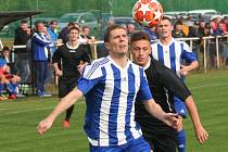 Fotbalisté FC Mělník (v černém) v městském derby přetlačili sousedy z FK Pšovka 1:0 na penalty.