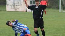 Fotbalisté FC Mělník (v černém) porazili v duelu prvního s druhým béčko Dobrovice 3:0 a vládnou skupině s desetibodovým náskokem.