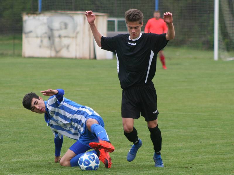 Fotbalisté FC Mělník (v černém) porazili v duelu prvního s druhým béčko Dobrovice 3:0 a vládnou skupině s desetibodovým náskokem.