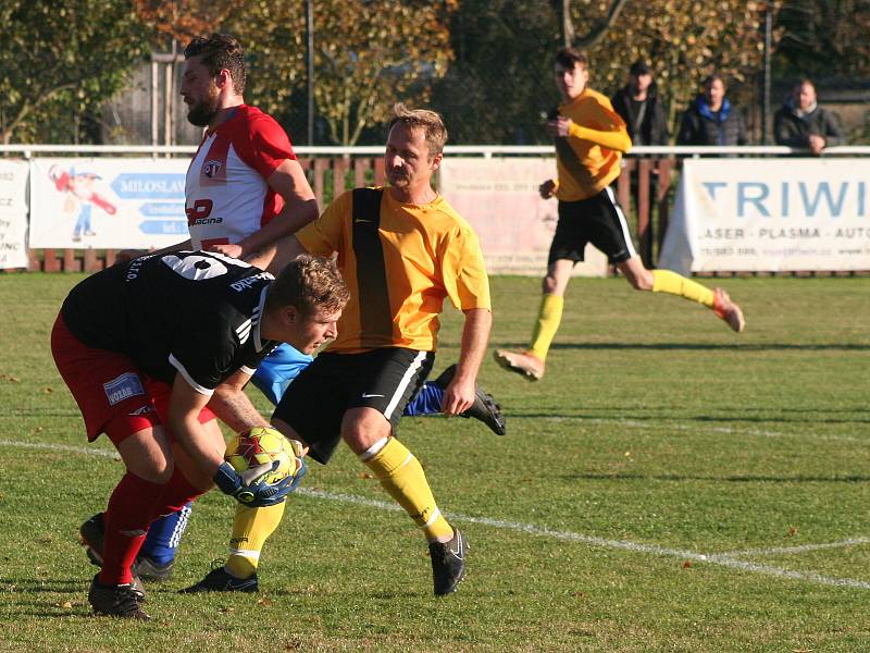 Fotbalisté SK Slavia Velký Borek (ve žlutém) prohráli v domácím prostředí důležitý zápas s předposledním Bakovem 1:3, v tabulce B skupiny I. B třídy tak po jedenácti kolech zůstávají poslední.