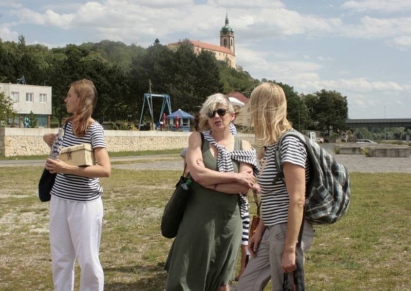 Náplavka před vinařstvím Bettiny Lobkowitz se v pátek zaplnila desítkami lidí převážně v námořnickém oblečení, kteří čekali na připlouvající loď Tajemství.