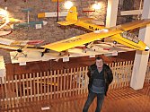 Velký sál Regionálního muzea Mělník je plný krásných a velkých letadel, tedy ne samozřejmě skutečných, ale modelů. Výstava s příznačným názvem Chlapi si zase hrajou přitahuje nejen milovníky leteckých modelů, ale i děti či obdivovatele práce rukou.