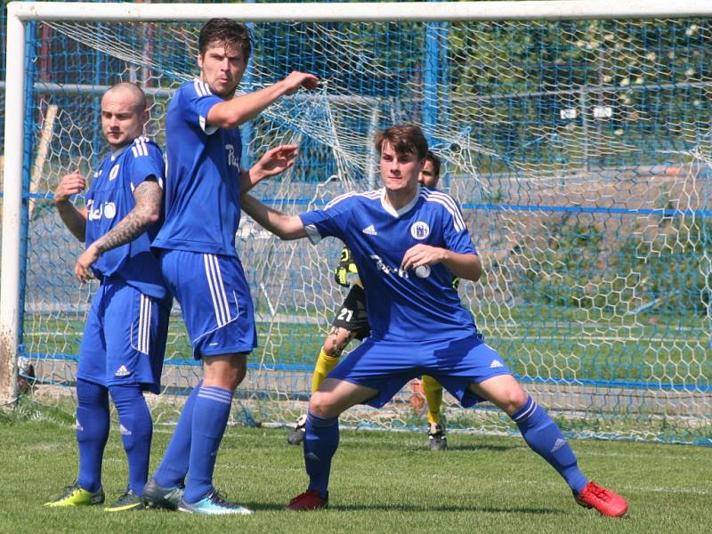 Fotbalisté Kel (v červeném) doma porazili rezervu Českého Brodu 2:0.