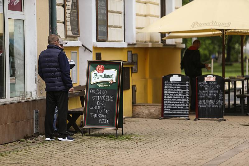 Zahrádky kaváren a restaurací v Kralupech nad Vltavou ve středu 19. května 2021.