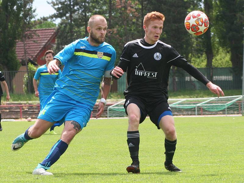 Fotbalisté FK Neratovice/Byškovice (v modrém) porazili v předposledním kole divize B sousedy ze Sokola Libiš 5:1.