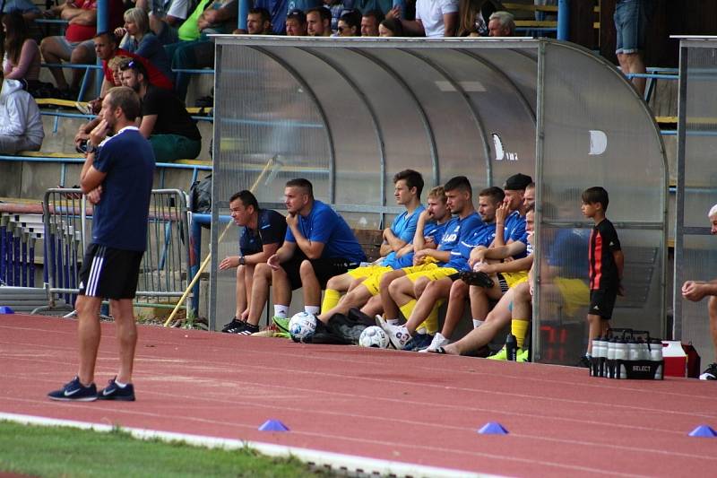 Neratovice (ve žlutém)  ve druhém kole divize B podlehly doma SK Kladno 0:2.