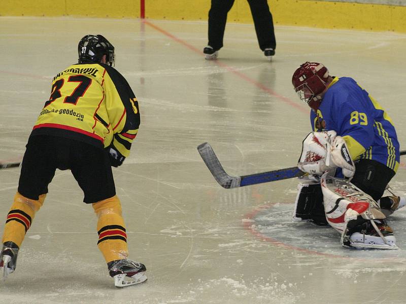Mělničtí hokejisté vyhráli první okresní derby nové sezony krajské ligy nad Neratovicemi 3:2 po samostatných nájezdech.