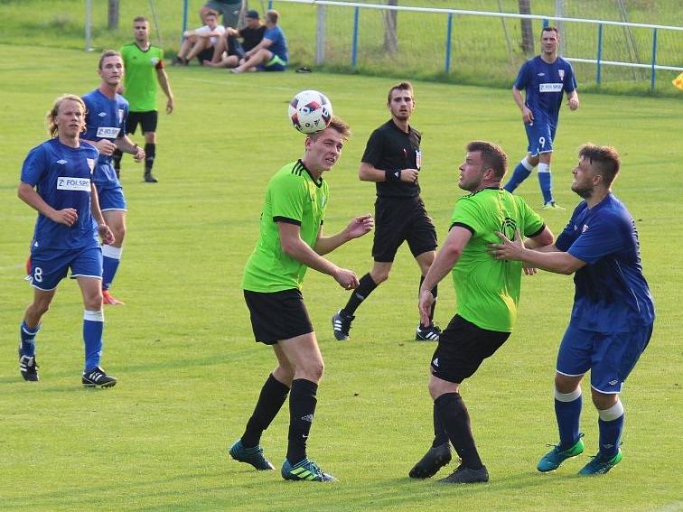 Fotbalisté Dynama Nelahozeves (v zeleném) přetlačili Mníšek 3:2 a oslavili první tříbodovou výhru v ročníku.