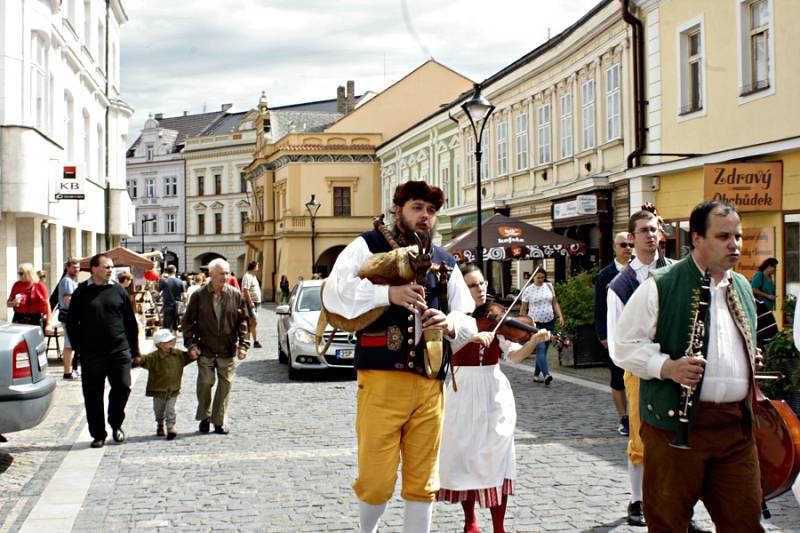 Mělník ožil letos již po jedenadvacáté folklórním festivalem Mělnický Vrkoč, který každý rok nabízí pestrou škálu lidových tradic z různých koutů republiky.