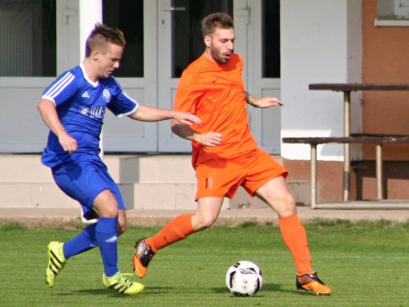 Nelahozeves v derby porazila Vojkovice, tři body Dynamu vystřelil Kobera.