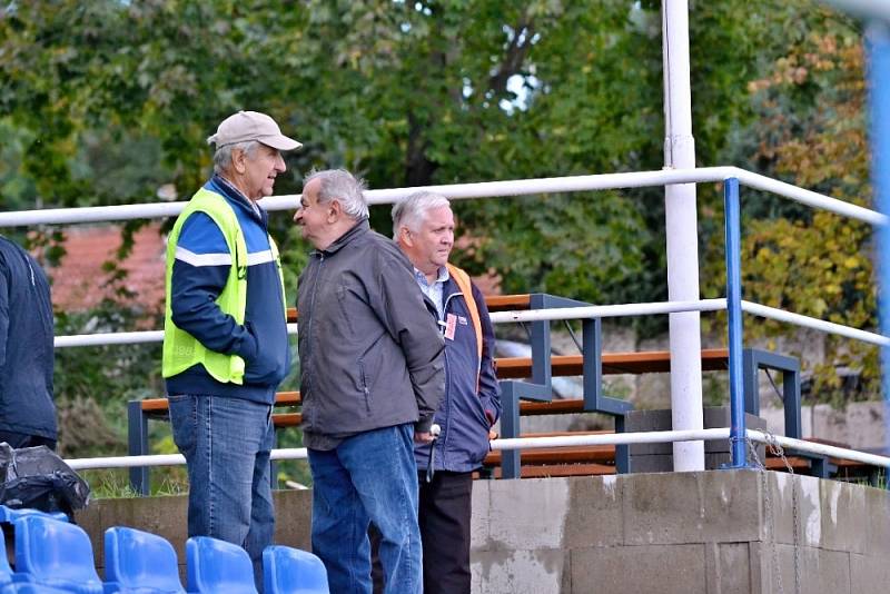 Nelahozeves (ve žlutozeleném) zdolala doma Slaný B 1:0