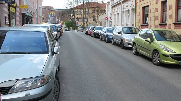 Ulice Kapitána Jaroše je stále plná parkujících aut.