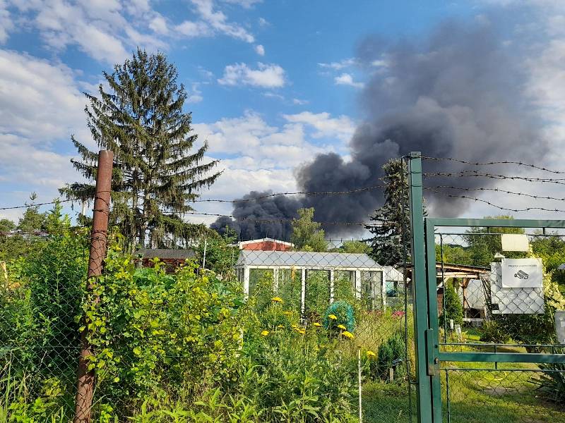 V Kralupech vypukl požár v areálu sběrných surovin.