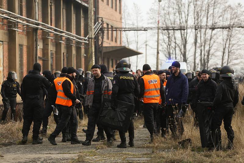 Taktické policejní cvičení v areálu Spolany Neratovice ve čtvrtek 17. března 2022.