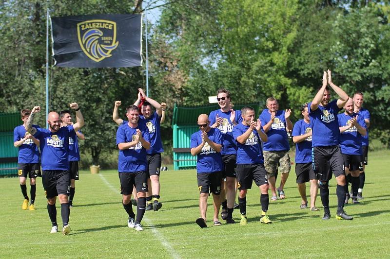 Fotbalisté Zálezlic oslavili po závěrečném utkání s Lobkovicemi (3:2) historický postup do okresního přeboru.