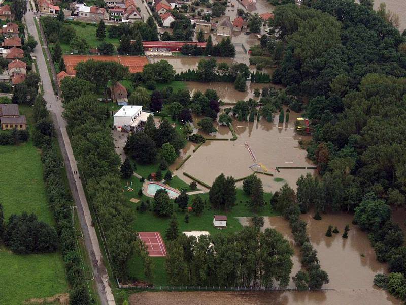 Povodeň v roce 2002 na Mělnicku – letecký snímek: Kralupy nad Vltavou - koupaliště Lobeček