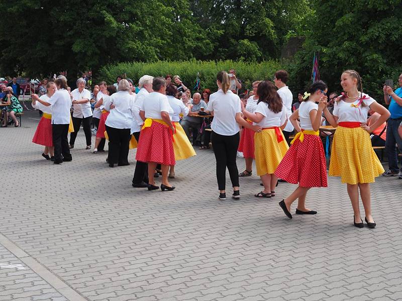 Obec Tuhaň pořádala v sobotu kulturní program pod názvem „Posezení pod májkou“.