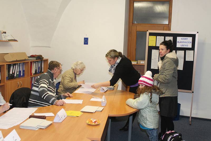 Členové volebních komisí jsou na svou práci připraveni. Ve volebním okrsku č.1 v mělnické radnici tomu není jinak.