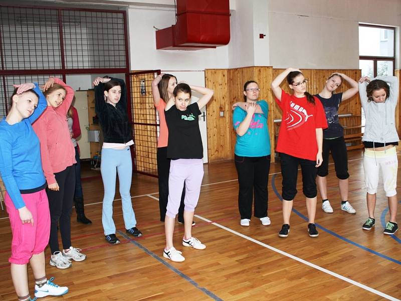 Hodina tělocviku na GJP Mělník pod vedením Zdeňky Sekulové.