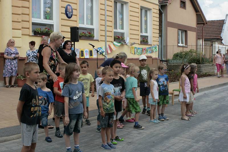 Před místní základní školou se v pátek odpoledne 8. června sešly desítky dětí a dospělých z celého Cítova.