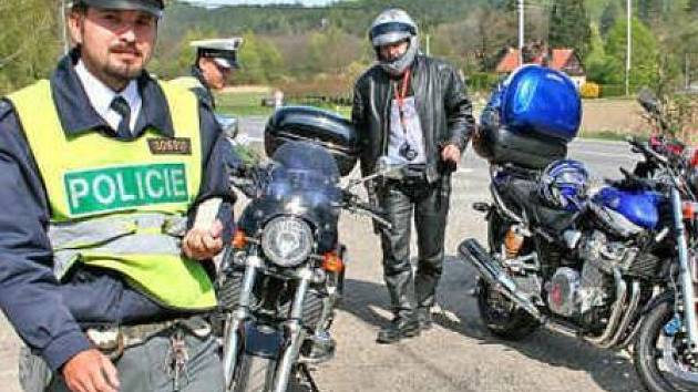 Policisté jsou u silnice mezi Liběchovem a Dubou vidět velmi často. Kontroly ještě zesilily poté, co při jedné z nich motorkář úmyslně najel do policisty, který ho vyzval k zastavení.