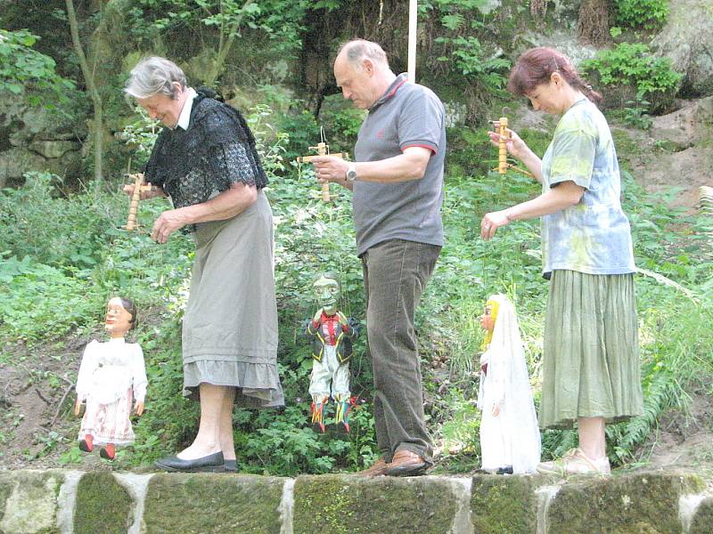 Setkání s loutkami u Hlovecké studánky ve Mšeně 2012.