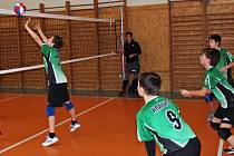 První vítězný zápas nedělního turnaje absolvovali domácí žáci volejbalového celku Kralup (vpravo zeleno-černé  dresy) s družstvem Benátek nad Jizerou. 